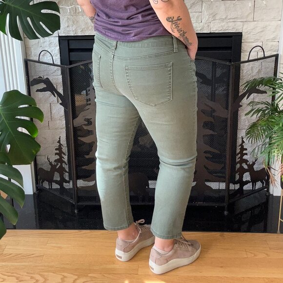 SONOMA Capri Crop Stretch Ladies Olive Green Soft Jeans. Size 14. Zip Pockets - Picture 6 of 12
